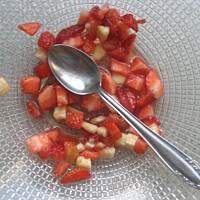 Spagetti z owocami i sosem HIT