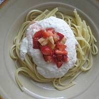 Spagetti z owocami i sosem HIT