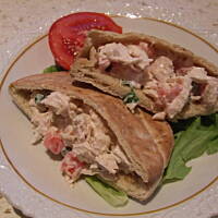 Pita nadziewana sałatką z kurczaka