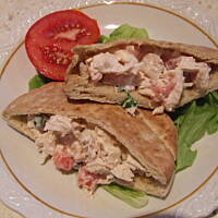 Pita nadziewana sałatką z kurczaka