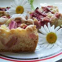 placek z rabarbarem lub innymi owocami