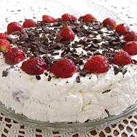 Tort lodowy z truskawkami