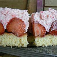 biszkopt z truskawkami i pianką