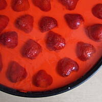 Sernik na zimno z truskawkami