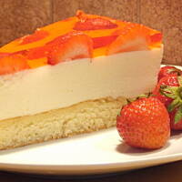 Sernik na zimno z truskawkami