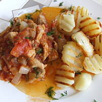 Cielęcina w pomidorach z ziemniakami