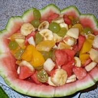 Sałatka owocowa w arbuzowej salaterce