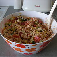 Salatka z ryzem i wedzonym lososiem