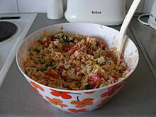 Fot. kiiri, Salatka z ryzem i wedzonym lososiem