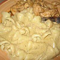 makaron z sosem pieczarkowym i kawałkami piersi