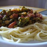 Makaron z groszkiem i parówkami