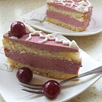 Wiśniowa fantazja na biszkopcie
