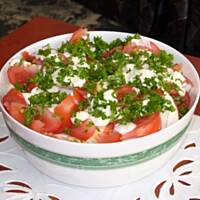 Sałatka z kalafiora z pomidorami i jajkami