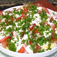 Sałatka z kalafiora z pomidorami i jajkami