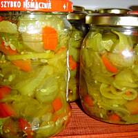 Pyszna sałatka z ogórków i kurkumy do słoików