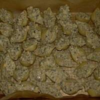 Muszle conchiglione w sosie trzyserowym