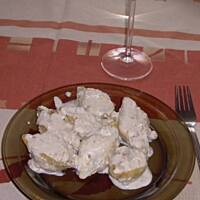 Muszle conchiglione w sosie trzyserowym