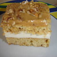 Krucha pokusa ze śmietaną i karmelem z orzechami