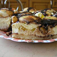 Biszkopt z budyniem i brzoskwiniami