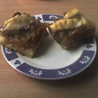 Szarlotka z rodzynkami i śliwkami