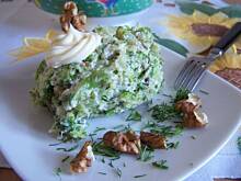 Fot. Ave, Sałatka brokułowo-orzechowa