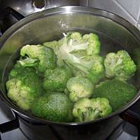 Sałatka brokułowo-orzechowa