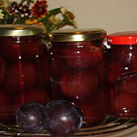 Sliwki marynowane w polowkach