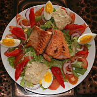 Sałatka nicejska z łososiem