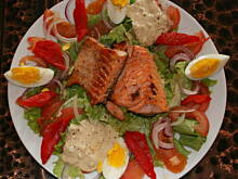 Fot. kolasia, Sałatka nicejska z łososiem