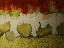 Fot. Canella, Sałatka warstwowa z sosem słodko - kwaśnym