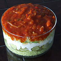 Sałatka warstwowa z sosem słodko - kwaśnym