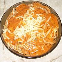 Spaghetti w sosie pomidorowo-fetowym