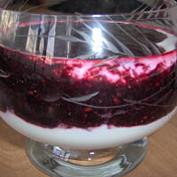 Jogurtowy deser z jeżynami