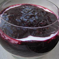 Jogurtowy deser z jeżynami