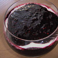 Jogurtowy deser z jeżynami