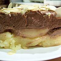 Ciasto lub tort z musem czekoladowym i gruszkami