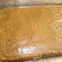 Ciasto chałwowe z toffi orzechami i śmietaną