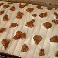 Ciasto chałwowe z toffi orzechami i śmietaną