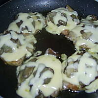 Schab w borowikach z żółtym serem