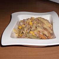 Szybka i prosta sałatka makaronowa z tuńczykiem