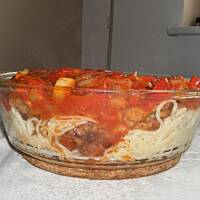 Zapiekanka makaronowa z pieczrkami w cieście