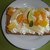 Gofry z bitą śmietaną i owocami