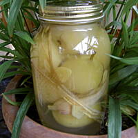 Gruszki w zalewie z trawą cytrynowa i świeżym imbirem