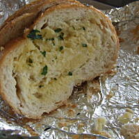 Bagietka czosnkowo-ziołowa na gorąco