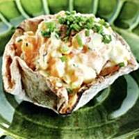 Salatka z gravlax w koszyku