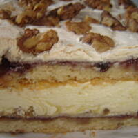 Ciasto z kremem śmetanowo jogurtowym i orzechami