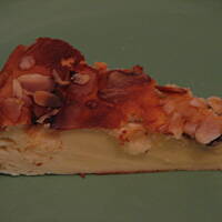 Sernik na migdałowych płatkach