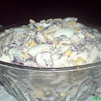 Salatka z czosnkiem konserwowym