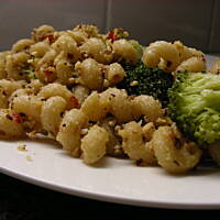 Makaron z orzechami i brokulem