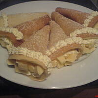 Rożki z bitą śmietaną i owocami